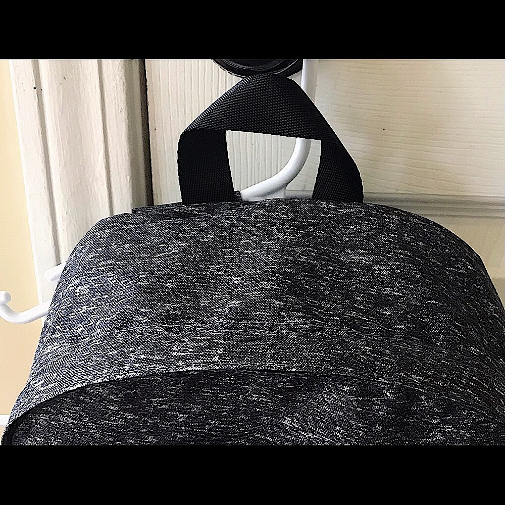 🆕🔥PINK BY VS SUPER SUPER CUTE GRAY BACKPACK&STRAPS ON THE BACK&COMES WITH PINS!! - Picture 8 of 11